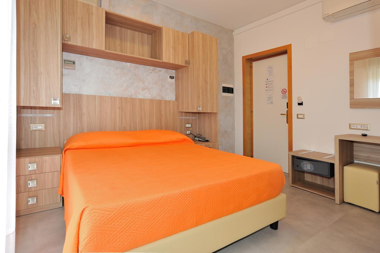 Hotel Lidia Alba Adriatica Exteriör bild